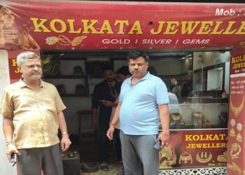 Jamshedpur theft in mango jewelry shop : मानगो बाजार स्थित कोलकाता ज्वेलर्स में चोरी, 4 किलो चांदी के जेवर और नकदी ले उड़े चोर, पुलुस खंगाल रही सीसीटीवी कैमरे की फुटेज Jamshedpur theft in mango jewelry shop : मानगो बाजार स्थित कोलकाता ज्वेलर्स में चोरी, 4 किलो चांदी के जेवर और नकदी ले उड़े चोर, पुलुस खंगाल रही सीसीटीवी कैमरे की फुटेज