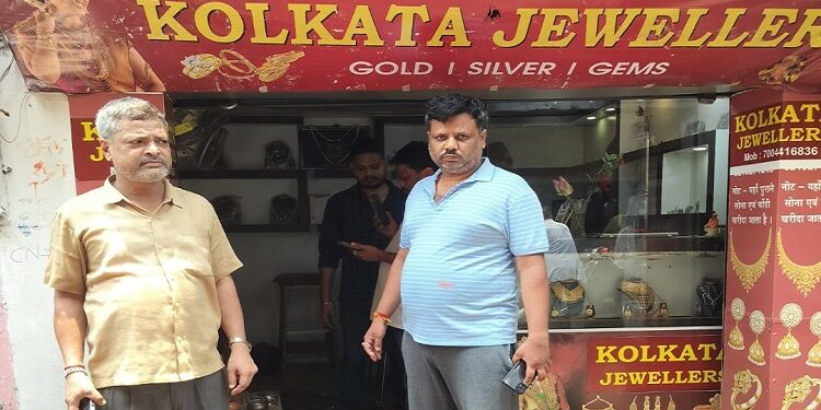 Jamshedpur theft in mango jewelry shop : मानगो बाजार स्थित कोलकाता ज्वेलर्स में चोरी, 4 किलो चांदी के जेवर और नकदी ले उड़े चोर, पुलुस खंगाल रही सीसीटीवी कैमरे की फुटेज Jamshedpur theft in mango jewelry shop : मानगो बाजार स्थित कोलकाता ज्वेलर्स में चोरी, 4 किलो चांदी के जेवर और नकदी ले उड़े चोर, पुलुस खंगाल रही सीसीटीवी कैमरे की फुटेज