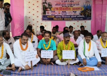Jamshedpur protest against delay in bagbera water supply project : 11 वर्षों से लंबित बागबेड़ा ग्रामीण जलापूर्ति योजना को जल्द शुरू करने की मांग, ग्रामीण विकास संघर्ष समिति ने टाटानगर स्टेशन के पास किया धरना-प्रदर्शन Jamshedpur protest against delay in bagbera water supply project : 11 वर्षों से लंबित बागबेड़ा ग्रामीण जलापूर्ति योजना को जल्द शुरू करने की मांग, ग्रामीण विकास संघर्ष समिति ने टाटानगर स्टेशन के पास किया धरना-प्रदर्शन
