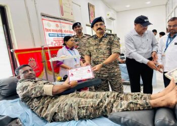 West singhbhum blood donation : विश्व रक्तदाता दिवस पर चक्रधरपुर रेल अस्पताल में रक्तदान शिविर आयोजित, अधिकारियों व सीआरपीएफ जवानों ने भी किया रक्तदान, लोगों को रक्तदान के प्रति किया गया जागरूक