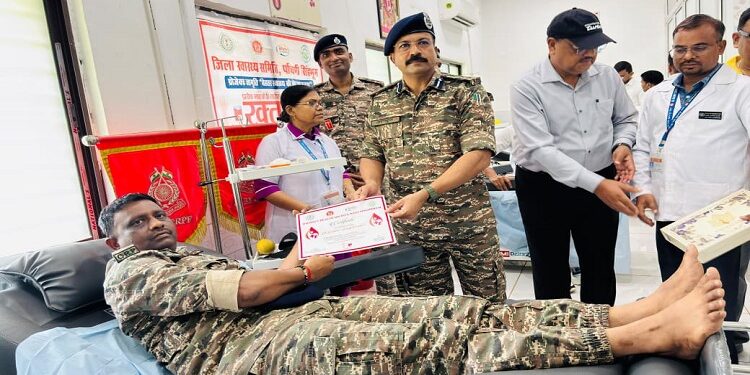 West singhbhum blood donation : विश्व रक्तदाता दिवस पर चक्रधरपुर रेल अस्पताल में रक्तदान शिविर आयोजित, अधिकारियों व सीआरपीएफ जवानों ने भी किया रक्तदान, लोगों को रक्तदान के प्रति किया गया जागरूक West singhbhum blood donation : विश्व रक्तदाता दिवस पर चक्रधरपुर रेल अस्पताल में रक्तदान शिविर आयोजित, अधिकारियों व सीआरपीएफ जवानों ने भी किया रक्तदान, लोगों को रक्तदान के प्रति किया गया जागरूक