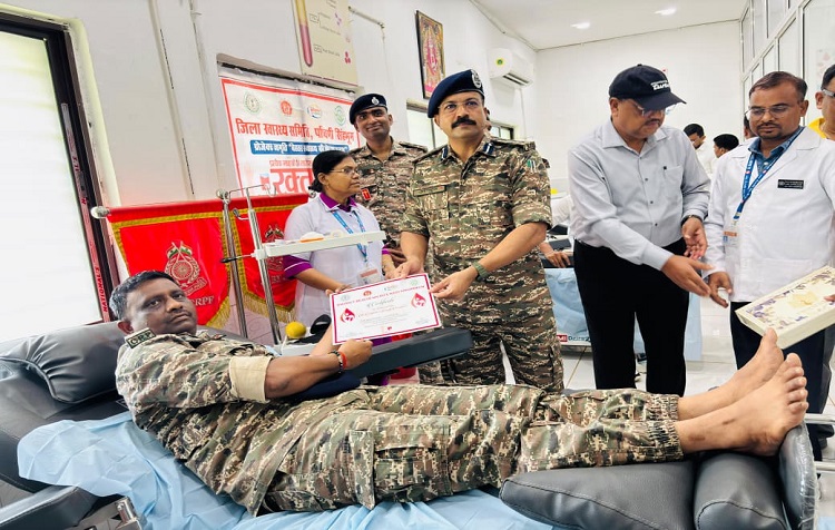West singhbhum blood donation : विश्व रक्तदाता दिवस पर चक्रधरपुर रेल अस्पताल में रक्तदान शिविर आयोजित, अधिकारियों व सीआरपीएफ जवानों ने भी किया रक्तदान, लोगों को रक्तदान के प्रति किया गया जागरूक West singhbhum blood donation : विश्व रक्तदाता दिवस पर चक्रधरपुर रेल अस्पताल में रक्तदान शिविर आयोजित, अधिकारियों व सीआरपीएफ जवानों ने भी किया रक्तदान, लोगों को रक्तदान के प्रति किया गया जागरूक