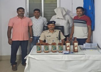 tatanagar big recovery : टाटानगर कटिहार एक्सप्रेस ट्रेन में आरपीएफ का छापा, कोच अटेंडेंट शराब के साथ धराया tatanagar big recovery : टाटानगर कटिहार एक्सप्रेस ट्रेन में आरपीएफ का छापा, कोच अटेंडेंट शराब के साथ धराया