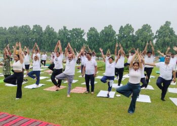Singhbhum chamber celebrate world yoga dey : चैम्बर व मॉर्निंग वॉकर्स फ्लाइंग डिस्क ग्रुप ने जुबिली पार्क में मनाया अंतरराष्ट्रीय योग दिवस, सदस्यों व अन्य लोगों ने जेएन टाटा प्रतिमा के समक्ष किया योगाभ्यास Singhbhum chamber celebrate world yoga dey : चैम्बर व मॉर्निंग वॉकर्स फ्लाइंग डिस्क ग्रुप ने जुबिली पार्क में मनाया अंतरराष्ट्रीय योग दिवस, सदस्यों व अन्य लोगों ने जेएन टाटा प्रतिमा के समक्ष किया योगाभ्यास