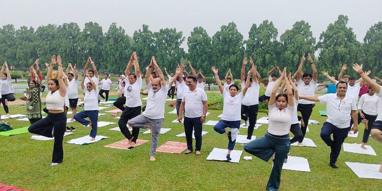 Singhbhum chamber celebrate world yoga dey : चैम्बर व मॉर्निंग वॉकर्स फ्लाइंग डिस्क ग्रुप ने जुबिली पार्क में मनाया अंतरराष्ट्रीय योग दिवस, सदस्यों व अन्य लोगों ने जेएन टाटा प्रतिमा के समक्ष किया योगाभ्यास Singhbhum chamber celebrate world yoga dey : चैम्बर व मॉर्निंग वॉकर्स फ्लाइंग डिस्क ग्रुप ने जुबिली पार्क में मनाया अंतरराष्ट्रीय योग दिवस, सदस्यों व अन्य लोगों ने जेएन टाटा प्रतिमा के समक्ष किया योगाभ्यास