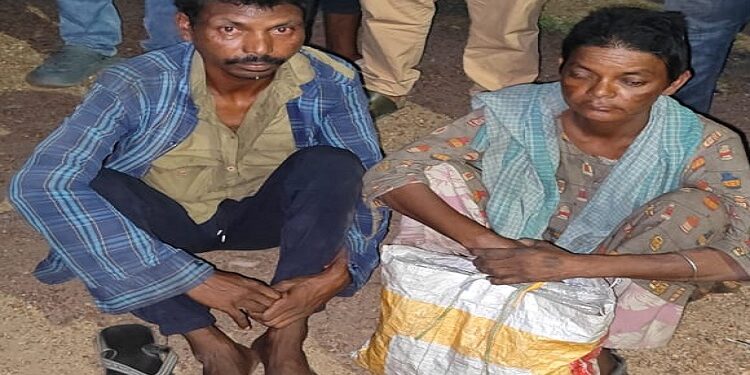 Jamshedpur rural two arrested for child abduction : हल्दीपोखर में ग्रामीणों ने बच्चा चोरी के संदेह में महिला व पुरुष को पकड़ा, साथ रखे बच्चे का नाम तक नहीं बता पाये दोनों, ग्रामीणों ने दोनों को किया कोवाली पुलिस के हवाले Jamshedpur rural two arrested for child abduction : हल्दीपोखर में ग्रामीणों ने बच्चा चोरी के संदेह में महिला व पुरुष को पकड़ा, साथ रखे बच्चे का नाम तक नहीं बता पाये दोनों, ग्रामीणों ने दोनों को किया कोवाली पुलिस के हवाले