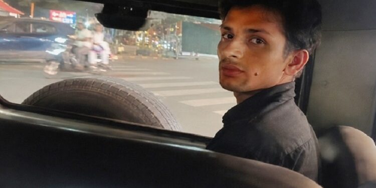 Jamshedpur youth injured in addict’s attack : साकची में नशेड़ी युवक के हमले में मानगो निवासी जख्मी, पैसे नहीं देने पर नशेड़ी ने नुकीले पत्थर से किया हमला, घटना स्थल पर पहुंचे पुलिस कर्मियों ने युवक को दबोचा Jamshedpur youth injured in addict’s attack : साकची में नशेड़ी युवक के हमले में मानगो निवासी जख्मी, पैसे नहीं देने पर नशेड़ी ने नुकीले पत्थर से किया हमला, घटना स्थल पर पहुंचे पुलिस कर्मियों ने युवक को दबोचा