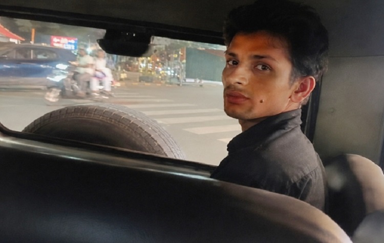 Jamshedpur youth injured in addict’s attack : साकची में नशेड़ी युवक के हमले में मानगो निवासी जख्मी, पैसे नहीं देने पर नशेड़ी ने नुकीले पत्थर से किया हमला, घटना स्थल पर पहुंचे पुलिस कर्मियों ने युवक को दबोचा