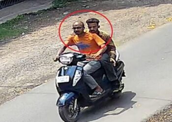Jamshedpur purse snatching : सोनारी जी रोड में उचक्के महिला का पर्स छीन कर हुए फरार, सीसीटीवी कैमरे में कैद हुए आरोपी व उनकी स्कूटी, पुलिस आरोपियों को गिरफ्तारी का कर रही प्रयास