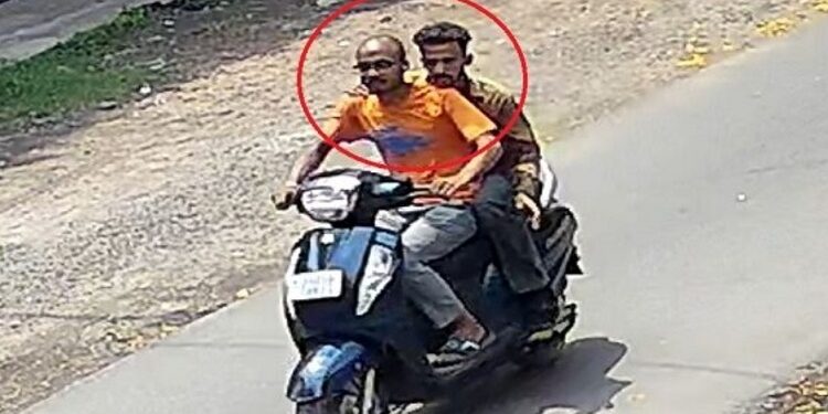 Jamshedpur purse snatching : सोनारी जी रोड में उचक्के महिला का पर्स छीन कर हुए फरार, सीसीटीवी कैमरे में कैद हुए आरोपी व उनकी स्कूटी, पुलिस आरोपियों को गिरफ्तारी का कर रही प्रयास