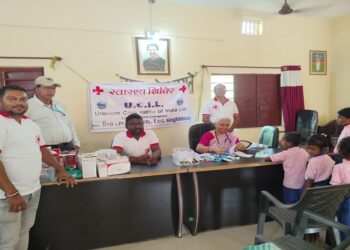 Jamshedpur red cross health camp : पूर्वी सिंहभूम रेड क्रॉस सोसाइटी की ओर से हाड़तोपा में स्वास्थ्य शिविर आयोजित, ग्रामीणों को दूषित जल से होनेवाली बीमारियों के प्रति किया गया आगाह