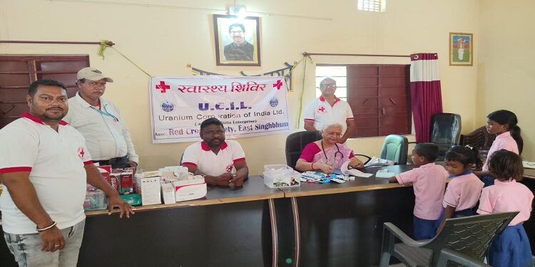 Jamshedpur red cross health camp : पूर्वी सिंहभूम रेड क्रॉस सोसाइटी की ओर से हाड़तोपा में स्वास्थ्य शिविर आयोजित, ग्रामीणों को दूषित जल से होनेवाली बीमारियों के प्रति किया गया आगाह