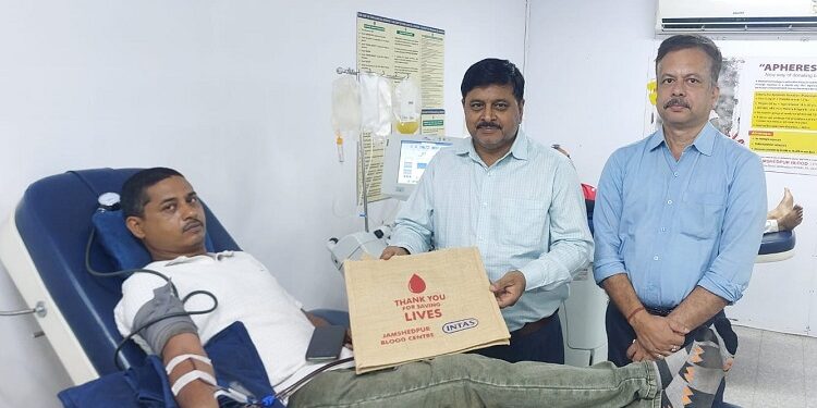 Jamshedpur red cross blood donation : रेड क्रॉस की ओर से 25 जून को एसडीएसएम व 28 को रेड क्रॉस भवन में रक्तदान शिविर, 1 अक्टूबर तक चलेगा रक्तदान अभियान, रेड क्रॉस शहर की रक्त-जरूरत को करेगा पूरा Jamshedpur red cross blood donation : रेड क्रॉस की ओर से 25 जून को एसडीएसएम व 28 को रेड क्रॉस भवन में रक्तदान शिविर, 1 अक्टूबर तक चलेगा रक्तदान अभियान, रेड क्रॉस शहर की रक्त-जरूरत को करेगा पूरा