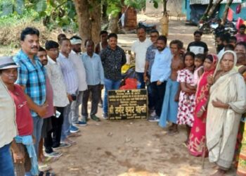 Jamshedpur rural drainage construction : बहरागोड़ा के मधुआबेड़ा में नाली निर्माण का हुआ शिलान्यास, विधायक समीर मोहंती ने नारियल फोड़कर शिलान्यास किया Jamshedpur rural drainage construction : बहरागोड़ा के मधुआबेड़ा में नाली निर्माण का हुआ शिलान्यास, विधायक समीर मोहंती ने नारियल फोड़कर शिलान्यास किया