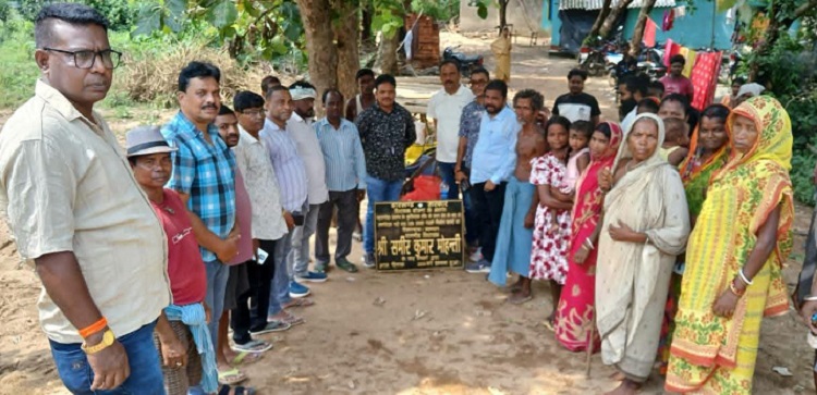 Jamshedpur rural drainage construction : बहरागोड़ा के मधुआबेड़ा में नाली निर्माण का हुआ शिलान्यास, विधायक समीर मोहंती ने नारियल फोड़कर शिलान्यास किया Jamshedpur rural drainage construction : बहरागोड़ा के मधुआबेड़ा में नाली निर्माण का हुआ शिलान्यास, विधायक समीर मोहंती ने नारियल फोड़कर शिलान्यास किया