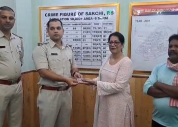 Jamshedpur example of honesty : साकची के सब्जी विक्रेता ने पेश की ईमानदारी की मिसाल, पुलिस को सौंपा सब्जियों में गिरा महिला का ब्रेसलेट Jamshedpur example of honesty : साकची के सब्जी विक्रेता ने पेश की ईमानदारी की मिसाल, पुलिस को सौंपा सब्जियों में गिरा महिला का ब्रेसलेट
