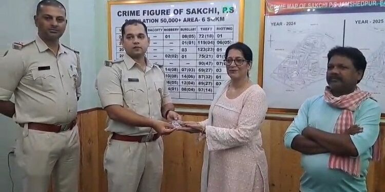 Jamshedpur example of honesty : साकची के सब्जी विक्रेता ने पेश की ईमानदारी की मिसाल, पुलिस को सौंपा सब्जियों में गिरा महिला का ब्रेसलेट Jamshedpur example of honesty : साकची के सब्जी विक्रेता ने पेश की ईमानदारी की मिसाल, पुलिस को सौंपा सब्जियों में गिरा महिला का ब्रेसलेट