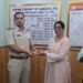 Jamshedpur example of honesty : साकची के सब्जी विक्रेता ने पेश की ईमानदारी की मिसाल, पुलिस को सौंपा सब्जियों में गिरा महिला का ब्रेसलेट Jamshedpur example of honesty : साकची के सब्जी विक्रेता ने पेश की ईमानदारी की मिसाल, पुलिस को सौंपा सब्जियों में गिरा महिला का ब्रेसलेट