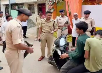 Jamshedpur asp in action : एएसपी ऋषभ त्रिवेदी ने पुलिस टीम के साथ मानगो के मुहर्रम अखाड़ों का किया निरीक्षण, बस्तियों में बिना हेलमेट, बिना लाइसेंस बाइक चालकों पर हुई कार्रवाई Jamshedpur asp in action : एएसपी ऋषभ त्रिवेदी ने पुलिस टीम के साथ मानगो के मुहर्रम अखाड़ों का किया निरीक्षण, बस्तियों में बिना हेलमेट, बिना लाइसेंस बाइक चालकों पर हुई कार्रवाई