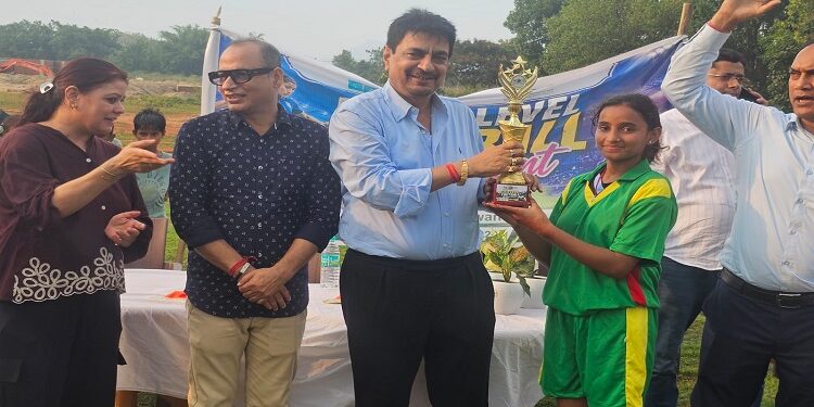 Jharkhand deoghar football tournament : देवघर के सांरवा मैदान में प्रखंड स्तरीय फुटबॉल प्रतियोगिता आयोजित, रोमांचक मुकाबले में डॉ एपीजे अब्दुल कलाम टीम ने जीती प्रतियोगिता Jharkhand deoghar football tournament : देवघर के सांरवा मैदान में प्रखंड स्तरीय फुटबॉल प्रतियोगिता आयोजित, रोमांचक मुकाबले में डॉ एपीजे अब्दुल कलाम टीम ने जीती प्रतियोगिता