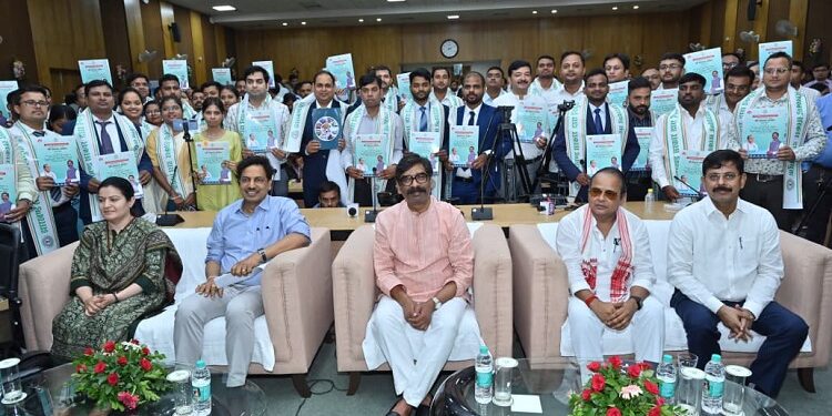 Jharkhand cm distribute joining letter to jpsc pass out : मुख्यमंत्री हेमन्त सोरेन ने झारखंड लोक सेवा आयोग के नव-चयनित अभ्यर्थियों में नियुक्ति पत्र किया वितरित, 262 अभ्यर्थियों को औपचारिक रूप से नियुक्ति की प्रदान Jharkhand cm distribute joining letter to jpsc pass out : मुख्यमंत्री हेमन्त सोरेन ने झारखंड लोक सेवा आयोग के नव-चयनित अभ्यर्थियों में नियुक्ति पत्र किया वितरित, 262 अभ्यर्थियों को औपचारिक रूप से नियुक्ति की प्रदान