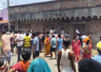 Jamshedpur rural one injured in land dispute : गालूडीह के बड़बिल गांव में जमीन विवाद ने लिया हिंसक मोड़, तलवार हमले में युवक के जख्मी होने पर हंगामा, सूचना पाकर गांव पहुंची पुलिस कर रही पूछताछ
