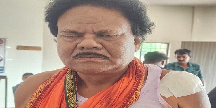 Jamshedpur rural one injured in land dispute : गालूडीह के बड़बिल गांव में जमीन विवाद ने लिया हिंसक मोड़, तलवार हमले में युवक के जख्मी होने पर हंगामा, सूचना पाकर गांव पहुंची पुलिस कर रही पूछताछ