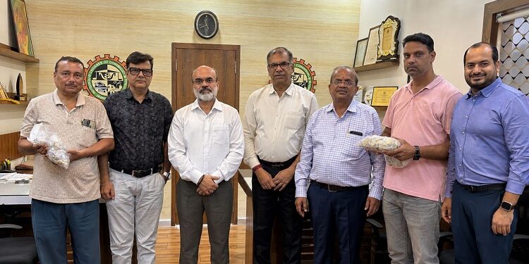 Jamshedpur coin distribution : सिंहभूम चैंबर के सिक्का वितरण अभियान के तहत ₹5 लाख के सिक्कों का वितरण, सेंट्रल बैंक ऑफ इंडिया के सहयोग से हुआ सिक्का वितरण Jamshedpur coin distribution : सिंहभूम चैंबर के सिक्का वितरण अभियान के तहत ₹5 लाख के सिक्कों का वितरण, सेंट्रल बैंक ऑफ इंडिया के सहयोग से हुआ सिक्का वितरण