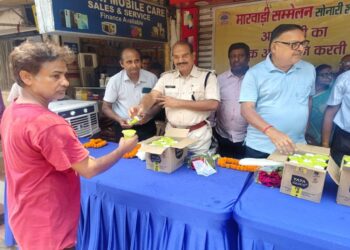 Jamshedpur marwadi sammelan : सोनारी मारवाड़ी सम्मेलन ने निर्जला एकादशी पर बांटा 1100 ग्लास शीतल शरबत, पूर्व विधायक कुणाल षाड़ंगी व डीएसपी संजीव कुमार भी हुए शामिल