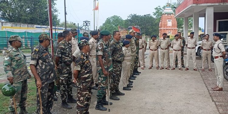 Jamshedpur police route march : आगामी मुहर्रम को लेकर बर्मामाइंस थाना क्षेत्र में पुलिस बल ने किया रूट मार्च, क्षेत्र के लोगों से की मुहर्रम के दौरान शांति एवं सद्भाव बनाये रखने की अपील