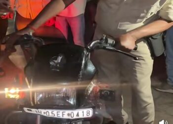 Jamshedpur road accident : मानगो में भीषण सड़क दुर्घटना में स्कूटी सवार जख्मी, स्कूटी व बाइक के टकराने से घटी दुर्घटना