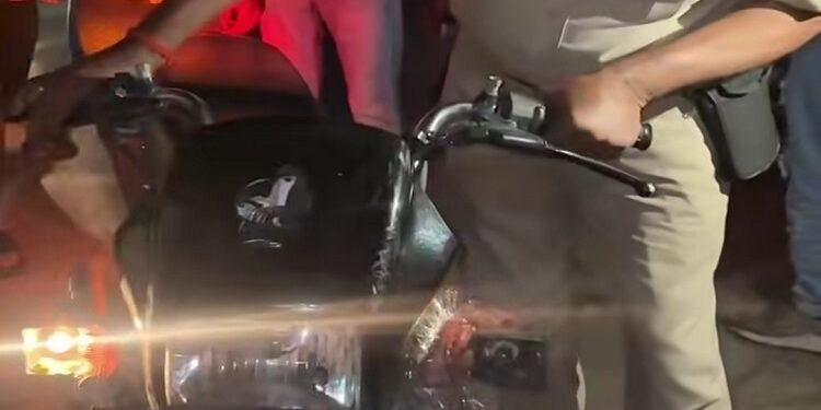 Jamshedpur road accident : मानगो में भीषण सड़क दुर्घटना में स्कूटी सवार जख्मी, स्कूटी व बाइक के टकराने से घटी दुर्घटना