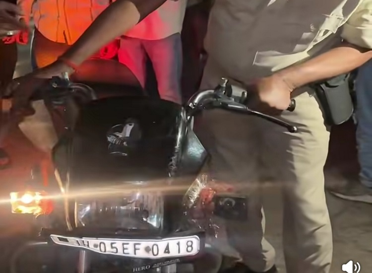 Jamshedpur road accident : मानगो में भीषण सड़क दुर्घटना में स्कूटी सवार जख्मी, स्कूटी व बाइक के टकराने से घटी दुर्घटना