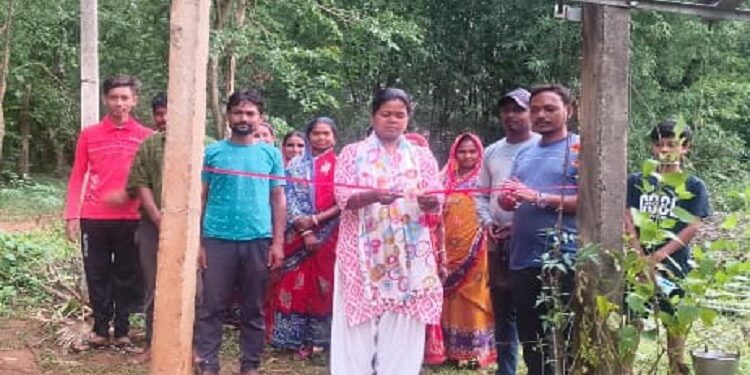 Jamshedpur rural new transformer installed : चाकुलिया के बांधडीह में मुखिया के प्रयास से लगा नया ट्रांसफॉर्मर, विद्युत सेवा पुनः बहाल होने से लोगों में हर्ष