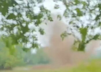 West singhbhum military team defuses bomb : सोनपोखरी में मिला 30 किलो का जिंदा बम किया गया विनष्ट, सेना के बम निरोधक दस्ते ने सुरक्षित तरीके से किया नष्ट, देखें video