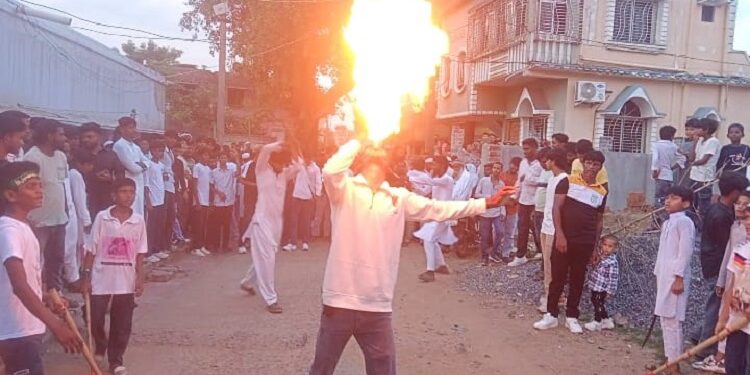 Jamshedpur rural muharram julus : चाकुलिया में बाजे-गाजे के साथ निकला मुहर्रम का जुलूस, युवाओं ने दिखाये एक से एक करतब, देखें video