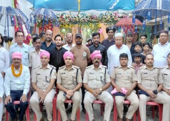 Jamshedpur city sp felicitated : मुहर्रम पर नौजवान अखाड़ा समिति ने सिटी एसपी ललित मीणा को किया सम्मानित, अन्य पुलिस अधिकारियों की भी की गई पगड़ीपोशी 