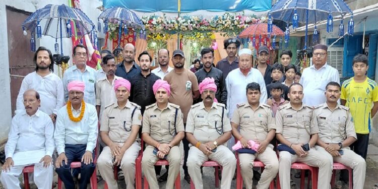 Jamshedpur city sp felicitated : मुहर्रम पर नौजवान अखाड़ा समिति ने सिटी एसपी ललित मीणा को किया सम्मानित, अन्य पुलिस अधिकारियों की भी की गई पगड़ीपोशी Jamshedpur city sp felicitated : मुहर्रम पर नौजवान अखाड़ा समिति ने सिटी एसपी ललित मीणा को किया सम्मानित, अन्य पुलिस अधिकारियों की भी की गई पगड़ीपोशी