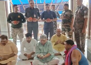 Jharkhand central minister worships in baba temple : केंद्रीय मंत्री ललन सिंह ने किया बाबा बैद्यनाथ का दर्शन-पूजन, झामुमो महासचिव सुप्रियो भट्टाचार्य ने की सपरिवार पूजा अर्चना