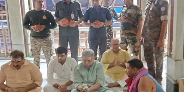 Jharkhand central minister worships in baba temple : केंद्रीय मंत्री ललन सिंह ने किया बाबा बैद्यनाथ का दर्शन-पूजन, झामुमो महासचिव सुप्रियो भट्टाचार्य ने की सपरिवार पूजा अर्चना