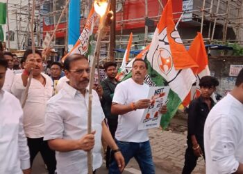 Jharkhand deoghar youth congress  julus : नीट पेपर लीक के विरोध में देवघर युवा कांग्रेस ने निकाला मशाल जुलूस, जिला अध्यक्ष आशीष भारद्वाज ने किया नेतृत्व