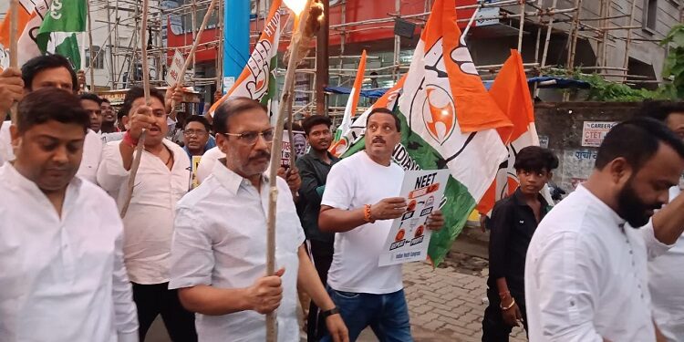 Jharkhand deoghar youth congress  julus : नीट पेपर लीक के विरोध में देवघर युवा कांग्रेस ने निकाला मशाल जुलूस, जिला अध्यक्ष आशीष भारद्वाज ने किया नेतृत्व