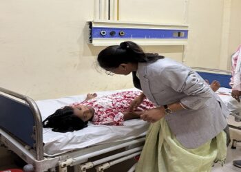 Jamshedpur rural brain malaria  :  पोटका में विभिन्न गांवों में फैला ब्रेन मलेरिया,  पोटका सामुदायिक स्वास्थ्य केन्द्र में भर्ती विद्यार्थियों से मिलने पहुंचीं समाजसेविका दुखनी सोरेन, जाना कुशल क्षेभ