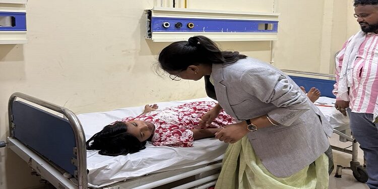Jamshedpur rural brain malaria  :  पोटका में विभिन्न गांवों में फैला ब्रेन मलेरिया,  पोटका सामुदायिक स्वास्थ्य केन्द्र में भर्ती विद्यार्थियों से मिलने पहुंचीं समाजसेविका दुखनी सोरेन, जाना कुशल क्षेभ