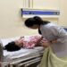 Jamshedpur rural brain malaria  :  पोटका में विभिन्न गांवों में फैला ब्रेन मलेरिया,  पोटका सामुदायिक स्वास्थ्य केन्द्र में भर्ती विद्यार्थियों से मिलने पहुंचीं समाजसेविका दुखनी सोरेन, जाना कुशल क्षेभ