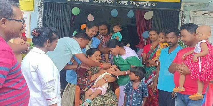 Jamshedpur rural chakulia pulse polio campaign : चाकुलिया सीएचसी में प्रभारी चिकित्सा पदाधिकारी ने शुरू कराया पल्स पोलियो अभियान, आज से तीन दिन तक चलाया जाएगा अभियान