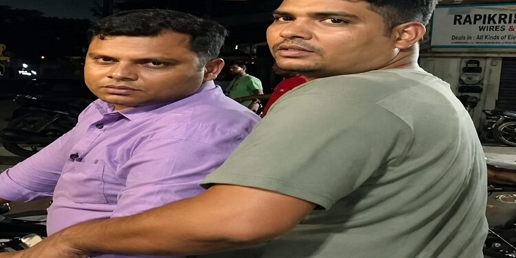 Jamshedpur clash : खासमहाल क्षेत्र में फूड स्टॉल पर दो पक्षों में विवाद, पुलिसकर्मियों पर दंपति से अभद्रता का आरोप