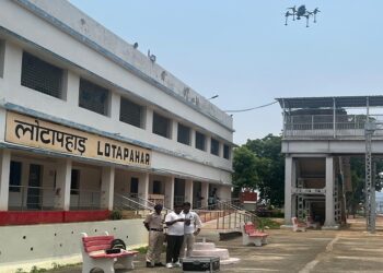 West singhbhum railway drone servilance : चक्रधरपुर में नक्सल प्रभावित रेलखंडों पर आरपीएफ ड्रोन से कर रही निगरानी, क्षेत्र में रेल संपत्तियों व यात्रियों की कड़ी सुरक्षा के लिए उठाया गया कदम