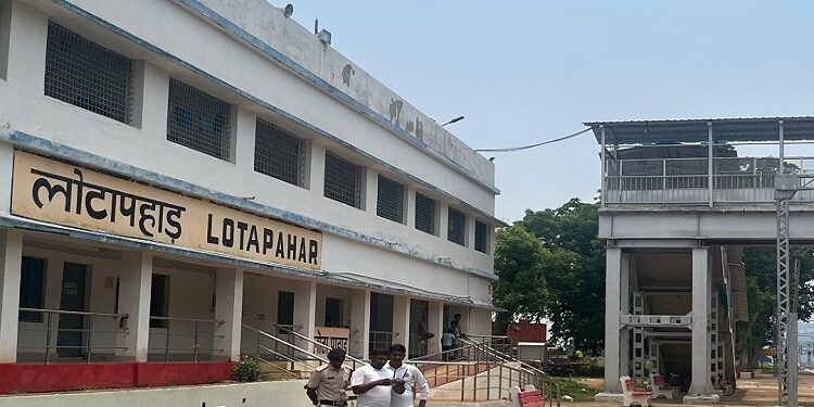 West singhbhum railway drone servilance : चक्रधरपुर में नक्सल प्रभावित रेलखंडों पर आरपीएफ ड्रोन से कर रही निगरानी, क्षेत्र में रेल संपत्तियों व यात्रियों की कड़ी सुरक्षा के लिए उठाया गया कदम
