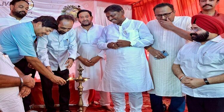 Jamshedpur arpan parivar blood donation : अर्पण परिवार के 11वें शिविर में रिकार्डतोड़ 1068 यूनिट रक्त संग्रह, पूर्व केंद्रीय मंत्री अर्जुन मुंडा ने की संस्था की सराहना, शिविर में पहुंचे शहर के अनेक नेता व पदाधिकारी  